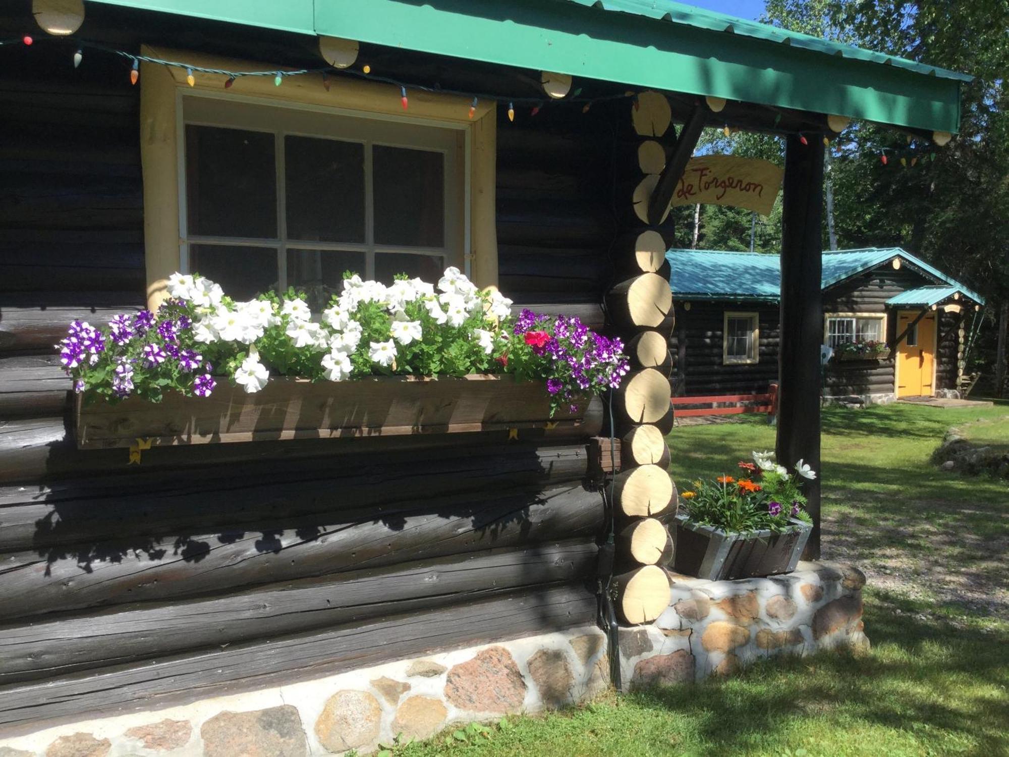 Domaine Le Bostonnais - Le Village En Bois Rond La Tuque Room photo
